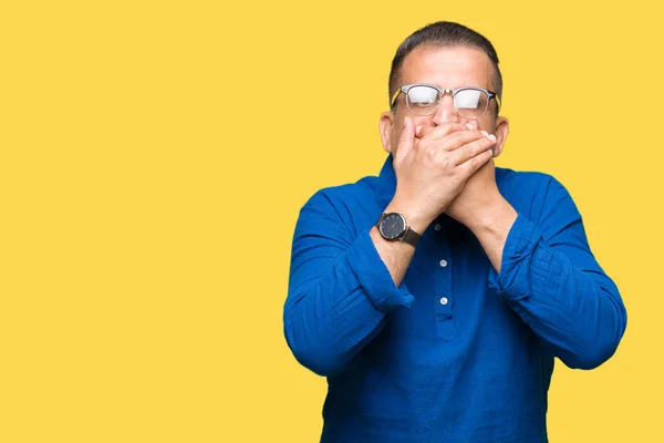 Hombre Árabe Mediana Edad Con Gafas Sobre Fondo Aislado Impactó —  Fotos de Stock