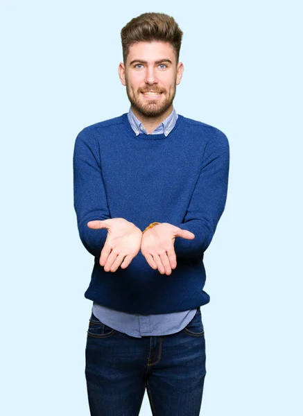 Joven Guapo Hombre Negocios Sonriendo Con Las Manos Palmas Las — Foto de Stock