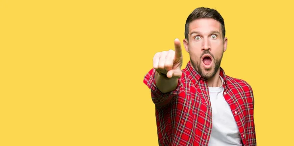 Hombre Guapo Con Camisa Casual Señalando Con Dedo Sorprendido Delante —  Fotos de Stock