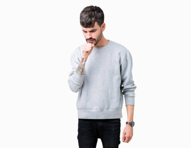 Duygu hasta ve soğuk veya bronşit için semptom olarak öksürük izole arka plan üzerinde sweatshirt giyen genç yakışıklı adam. Sağlık kavramı.