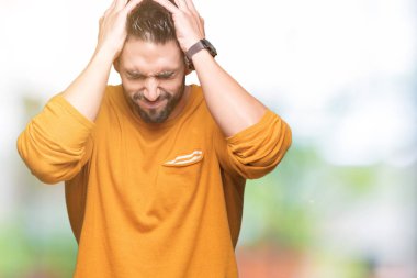 Yakışıklı delikanlı çünkü umutsuz ve stresli baş ağrısı acı izole arka plan üzerinde ağrı ve migren. Ellerini kafasına.