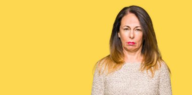 Kızgın ve korkmuş ağlayan güzel orta yaş kadın moda kazak depresif ve sıkıntı, endişe. Üzgün ifade.