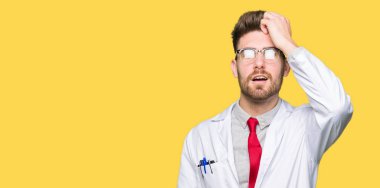 Genç yakışıklı bilim adam gözlük için hata, kafasına el ile sürpriz hata hatırlıyorum. Unuttum, kötü bellek kavramı.