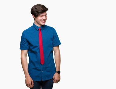 Üzerinde kırmızı kravat giyen genç yakışıklı iş adamı arka plan uzak tarafına gülümseme ile yüzünde, doğal ifade arıyorum izole. Kendine güvenen gülüyor.