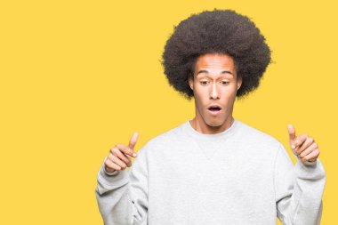 Reklam, sürpriz yüz ve açık ağız gösterilen afro saç giyen sportif kazak ile genç Afro-Amerikan adam ile aşağı işaret parmak