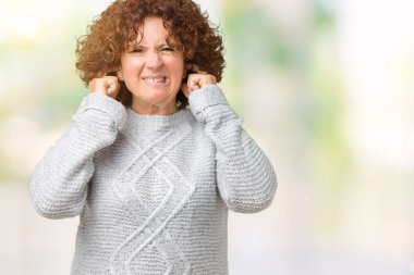 Yüksek sesle müzik gürültü rahatsız ifade parmaklarıyla kulaklarıyla kapsayan izole arka plan üzerinde kış kazak giyen güzel orta ager üst düzey kadın. Sağır kavramı.