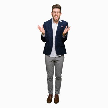 Kızgın ve silah ile başarı için deli kutluyor gözlük takan genç yakışıklı iş adamı kaldırdı ve heyecanlı çığlık gözler kapalı. Kazanan kavramı