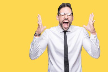 Kızgın ve silah ile başarı için deli izole arka plan kutluyor üzerinde gözlük takan genç yakışıklı iş adamı kaldırdı ve heyecanlı çığlık gözler kapalı. Kazanan kavramı