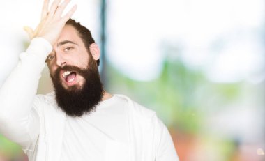 Uzun saç ve sakal için hata, kafasına sportif kazak el ile sürpriz giyen genç adamla hata hatırlıyorum. Unuttum, kötü bellek kavramı.