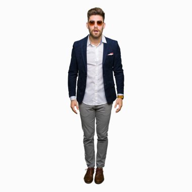 Genç yakışıklı zarif adam gözlük ve moda Blazer korkuyor ve sürpriz ifade, korku ve heyecanlı yüz ile şok giyiyor.