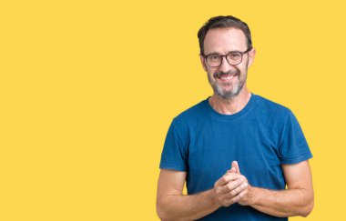 Arka plan eller üzerinde gözlük nedir yakışıklı orta yaş ağarmış komuta sizde birlikte izole ve rahat ve neşeli gülümseyen parmak çarpı işareti. Başarı ve iyimser