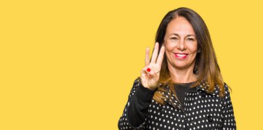 Kadar moda ceket gösterme ve işaret parmakları ile giyen güzel orta yaş kadın kendinden emin ve mutlu gülümseyerek iken üçüncü.