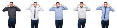Beyaz izole arka planda yakışıklı iş adamı kolaj parmaklar, komik jest ile kulakları çekerek gülümsüyor. Audition sorunu