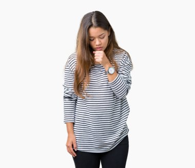 Duygu iyi ve soğuk veya bronşit için semptom olarak öksürük izole arka plan üzerinde çizgili süveter giyen genç güzel esmer kadın. Sağlık kavramı.