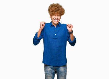 Afro saçlı Genç yakışıklı zarif adam silah ile başarı için heyecanlı kutlamak zafer gülümseyen kaldırdı. Kazanan kavramı.