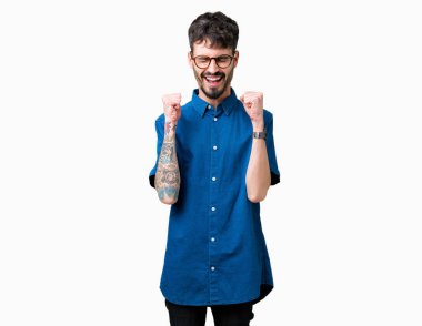 Yakışıklı delikanlı izole arka kolları olan başarı için heyecan üzerinde gözlük takan zafer kutluyor gülümseyen kaldırdı. Kazanan kavramı.