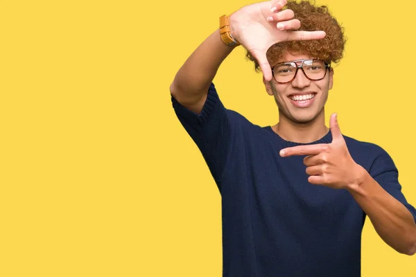 Joven Hombre Guapo Con Gafas Afro Sonriendo Haciendo Montura Con —  Fotos de Stock