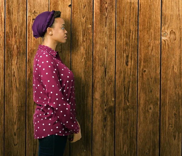 Mooie Jonge Afro Amerikaanse Vrouw Dragen Hoofd Sjaal Geïsoleerde Achtergrond — Stockfoto