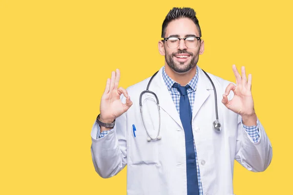 Bonito Jovem Médico Homem Sobre Fundo Isolado Relaxar Sorrir Com — Fotografia de Stock