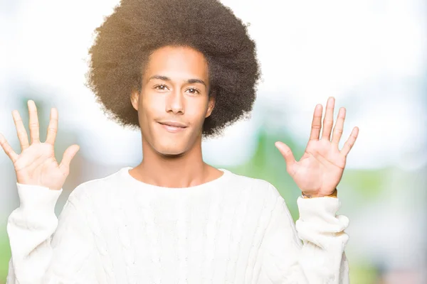Молодий Афроамериканець Людиною Афро Волосся Носити Взимку Светр Показ Вказуючи — стокове фото