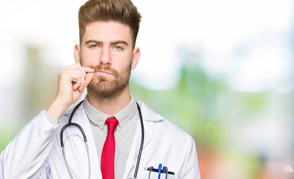 Ung Snygg Läkare Man Klädd Medicinsk Coat Mun Och Läppar — Stockfoto