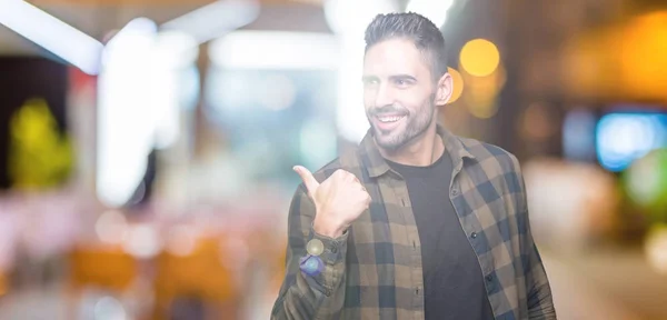 Jovem Homem Bonito Sobre Fundo Isolado Sorrindo Com Rosto Feliz — Fotografia de Stock