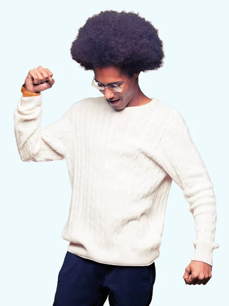 Unga Afroamerikanska Man Med Afro Hår Glasögon Dans Lycklig Och — Stockfoto