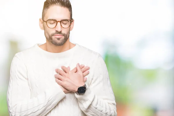 Joven Hombre Guapo Con Gafas Sobre Fondo Aislado Sonriendo Con — Foto de Stock