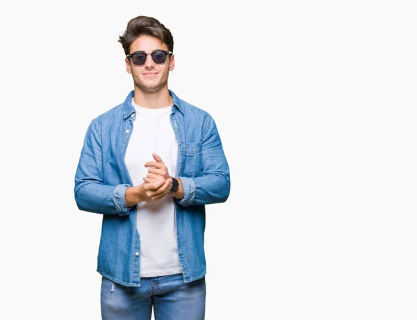 Der Junge Gutaussehende Mann Trägt Sonnenbrille Über Den Abgetrennten Hintergrundhänden — Stockfoto