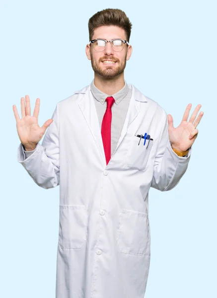Joven Hombre Científico Guapo Con Gafas Que Muestran Señalan Hacia —  Fotos de Stock