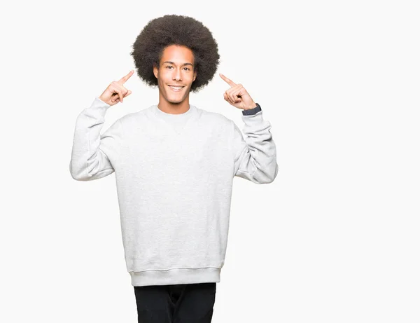 Jovem Afro Americano Com Cabelo Afro Vestindo Camisola Esportiva Sorrindo — Fotografia de Stock