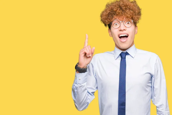 Joven Hombre Negocios Guapo Con Gafas Afro Apuntando Con Dedo —  Fotos de Stock