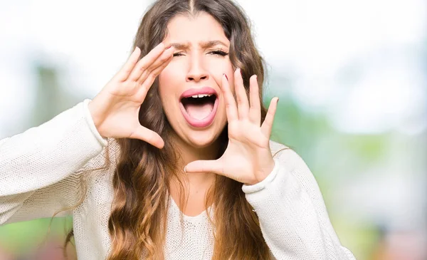 Jeune Belle Femme Portant Pull Blanc Criant Haute Voix Avec — Photo