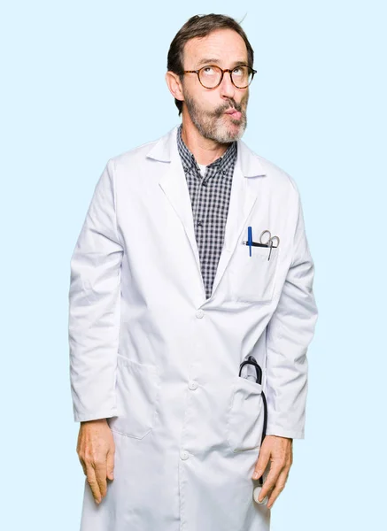 Medico Mezza Età Uomini Che Indossano Cappotto Medico Facendo Faccia — Foto Stock