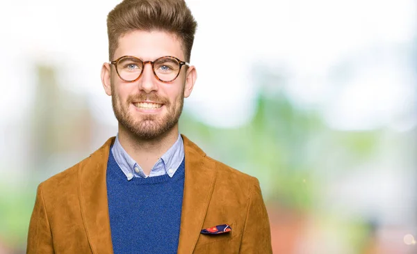 Junger Gutaussehender Geschäftsmann Mit Brille Und Einem Fröhlichen Und Kühlen — Stockfoto