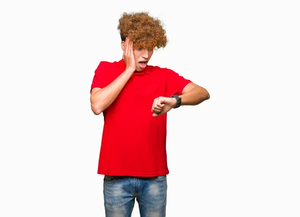 Joven Hombre Guapo Con Pelo Afro Vistiendo Camiseta Roja Mirando —  Fotos de Stock