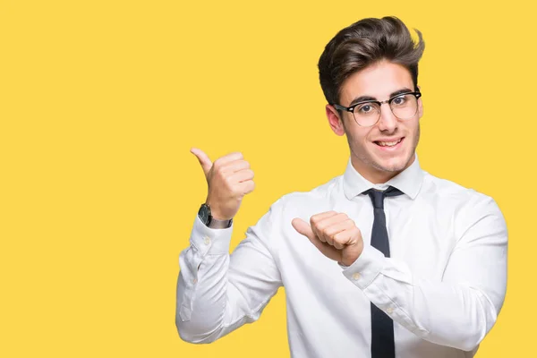 Joven Hombre Negocios Con Gafas Sobre Fondo Aislado Señalando Hacia —  Fotos de Stock