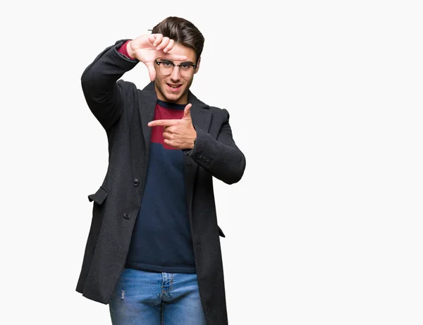 Joven Hombre Guapo Elegante Con Gafas Sobre Fondo Aislado Sonriendo —  Fotos de Stock