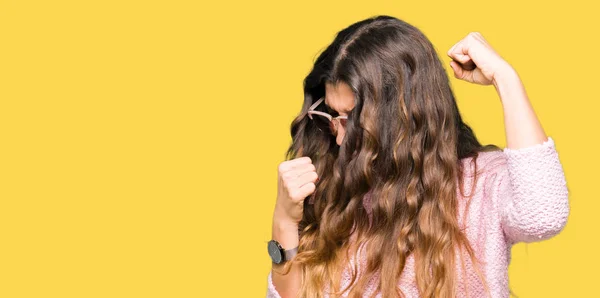 Joven Hermosa Mujer Con Gafas Sol Suéter Rosa Muy Feliz —  Fotos de Stock