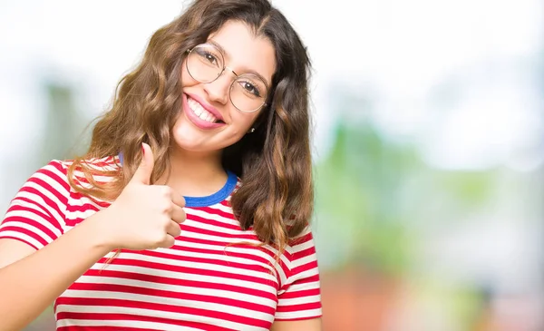 Jovem Mulher Bonita Usando Óculos Fazendo Polegares Felizes Até Gesto — Fotografia de Stock