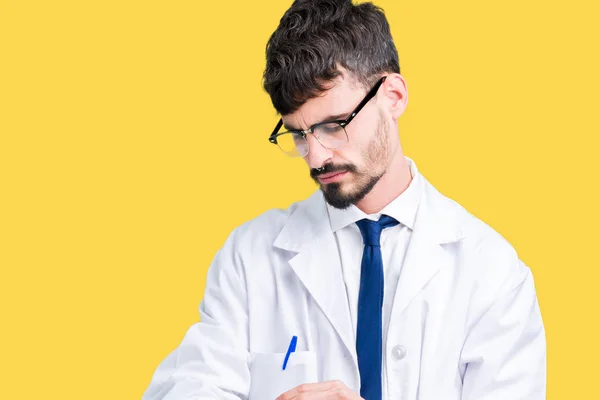 年轻的专业科学家男子穿着白色外套在孤立的背景检查手表上的时间 放松和自信 — 图库照片