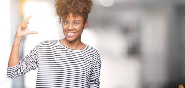 Hermosa Mujer Afroamericana Joven Con Gafas Sobre Fondo Aislado Sonriendo — Foto de Stock