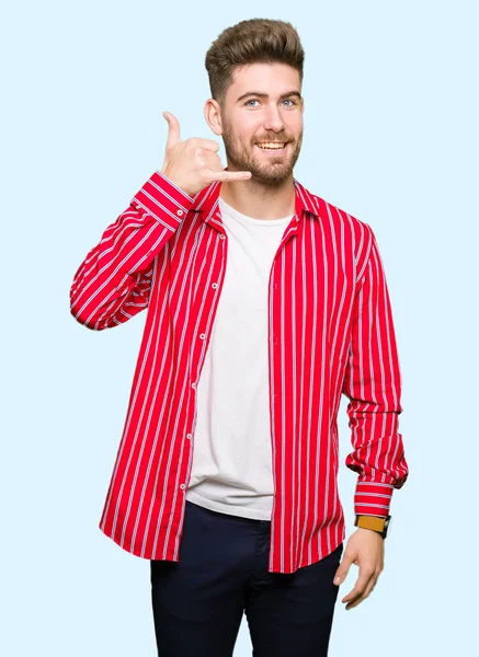 Joven Hombre Guapo Con Camisa Roja Sonriendo Haciendo Gesto Teléfono — Foto de Stock