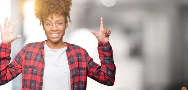 Hermosa Mujer Afroamericana Joven Con Gafas Sobre Fondo Aislado Mostrando — Foto de Stock