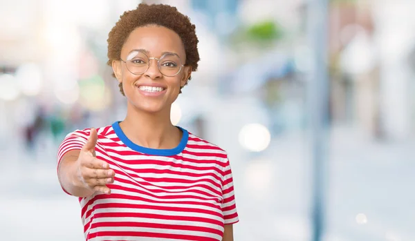 Vackra Unga Afroamerikanska Kvinnan Bär Glasögon Över Isolerade Bakgrund Leende — Stockfoto