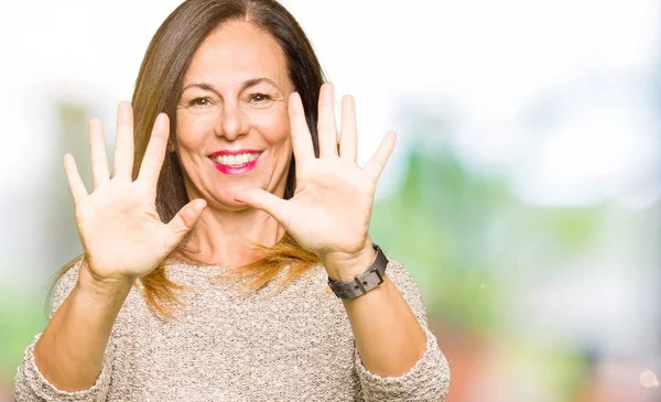 Gösterilen Parmakları Ile Işaret Güzel Orta Yaş Kadın Giyiyor Moda — Stok fotoğraf