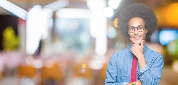 Joven Hombre Negocios Afroamericano Con Cabello Afro Con Gafas Corbata —  Fotos de Stock