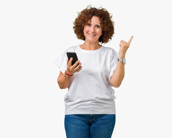 Seniorin Mittleren Alters Benutzt Und Textet Mit Smartphone Vor Isoliertem — Stockfoto