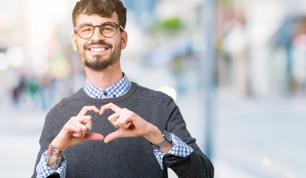 Junger Gut Aussehender Smarter Mann Mit Brille Vor Isoliertem Hintergrund — Stockfoto