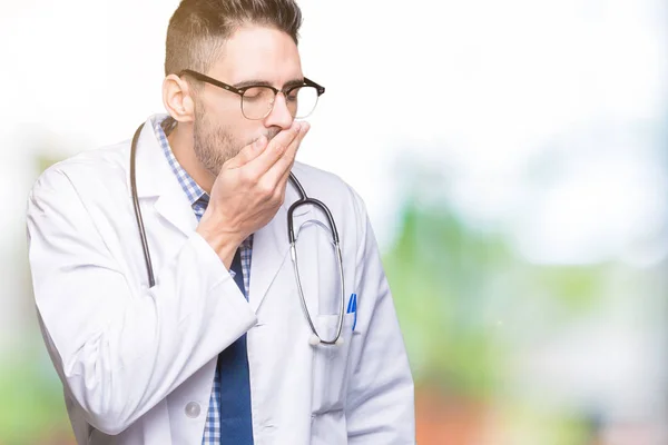 Schöner Junger Arzt Mit Isoliertem Hintergrund Gelangweilt Gähnend Müden Mund — Stockfoto